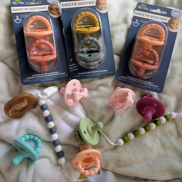 Itzy Ritzy Other - Itzy Ritzy Sweetie Soother Pacifiers - Pink, Gray, Green